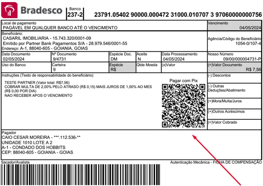 Cliente utilizando aplicativo bancário para transferência via Pix, simbolizando o impacto do Pix na economia brasileira e sua praticidade.