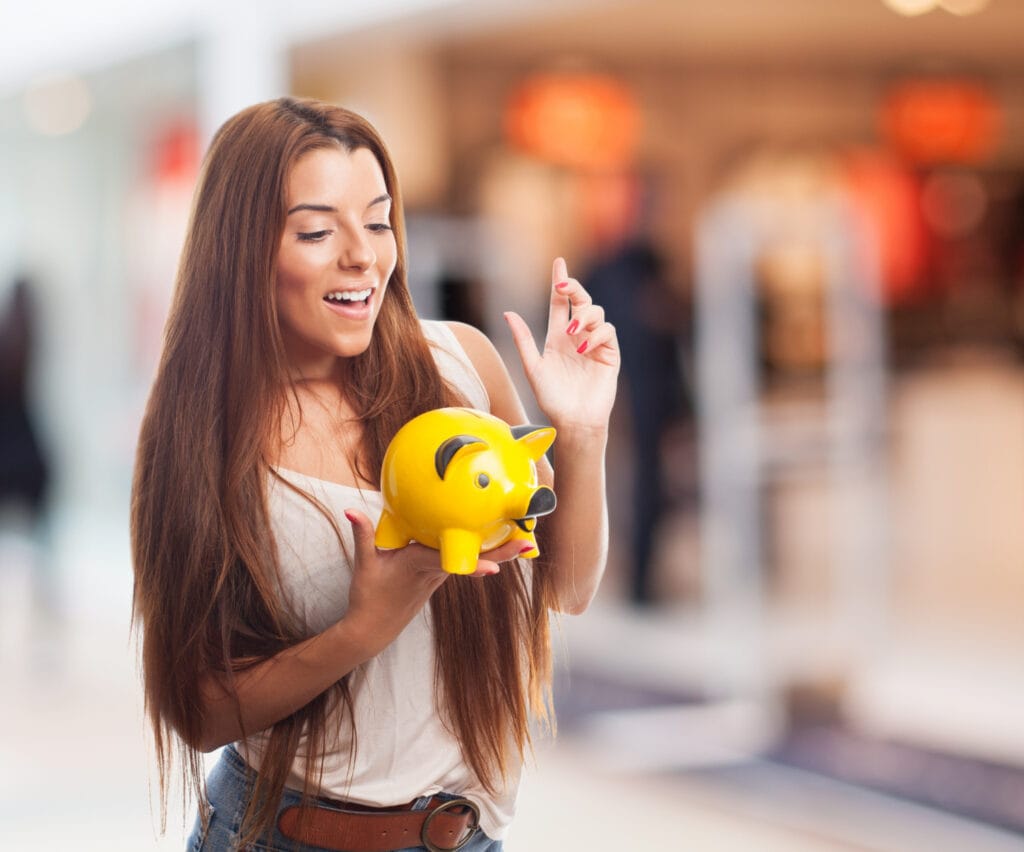 mulher vendo relatorio Sinais que mostram se renda extra funciona mesmo