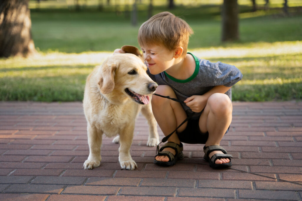Criança autista recebendo carinho de um cão treinado para apoio emocional