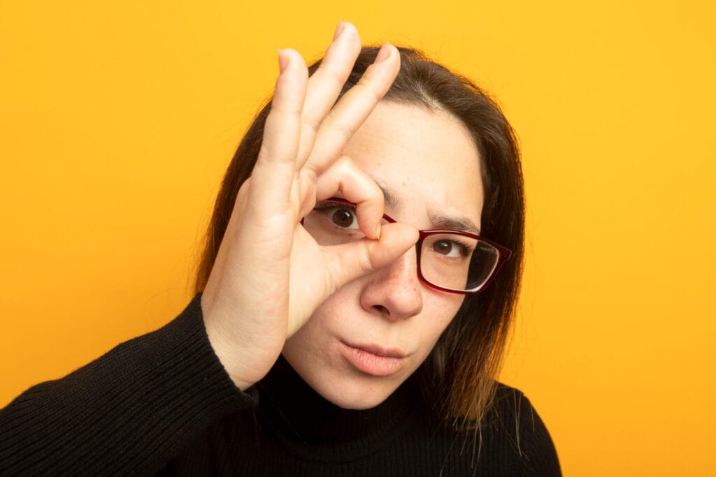 Pessoa sentada sempre no mesmo lugar da sala, com olhar fixo e postura confortável, representando o apego emocional ao espaço escolhido.