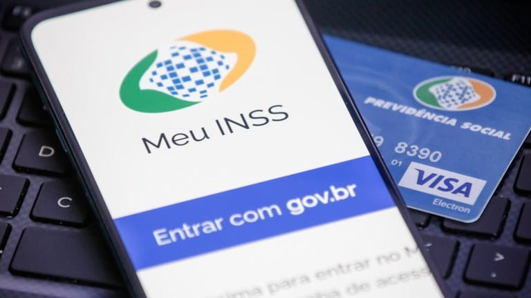 Aposentada utilizando o Pix parcelado do INSS para pagar compras no celular