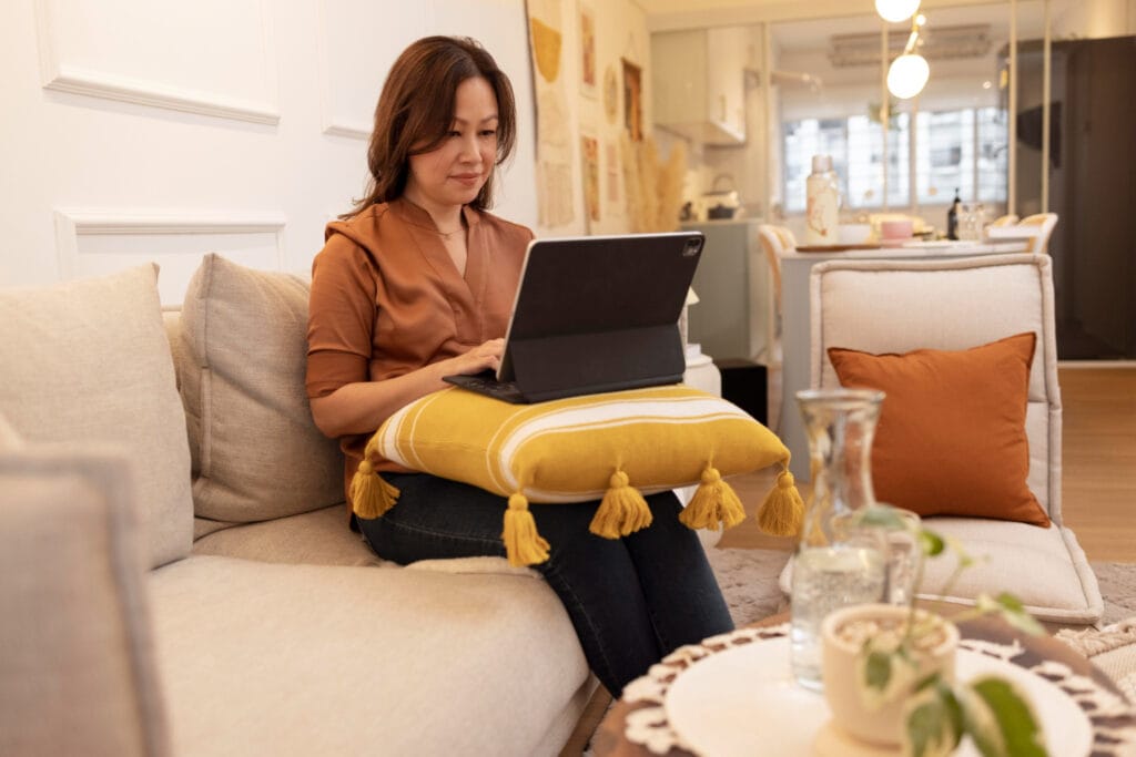 Mulher comparando trabalho online ou físico para renda extra