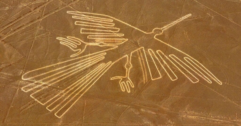 Vista aérea de um dos mais famosos geoglifos gigantes no Peru, a figura do beija-flor, perfeitamente desenhada no deserto de Nazca.