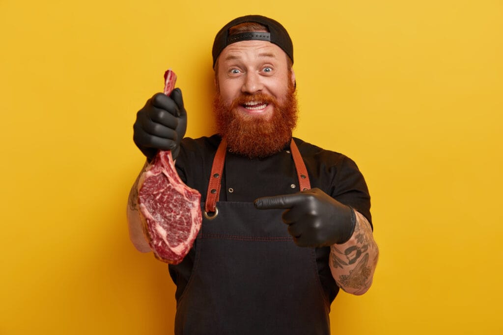 um pedaço de carne sendo rapidamente descongelado sob água corrente, ilustrando como você pode descongelar carne em 5 minutos.
