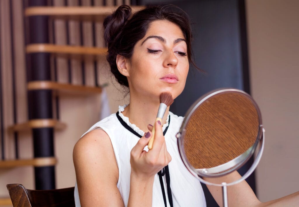 Mulher aplicando truques de beleza simples com efeito descansado imediato