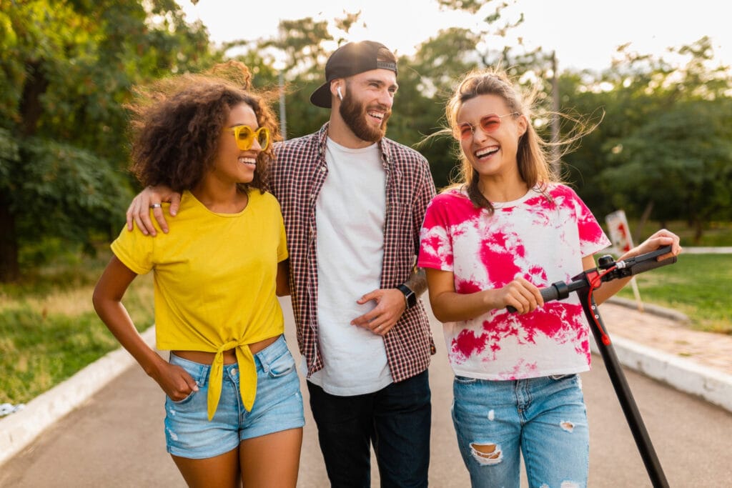 Pessoas praticando exercícios contra depressão ao ar livre, sentindo a leveza e a esperança.