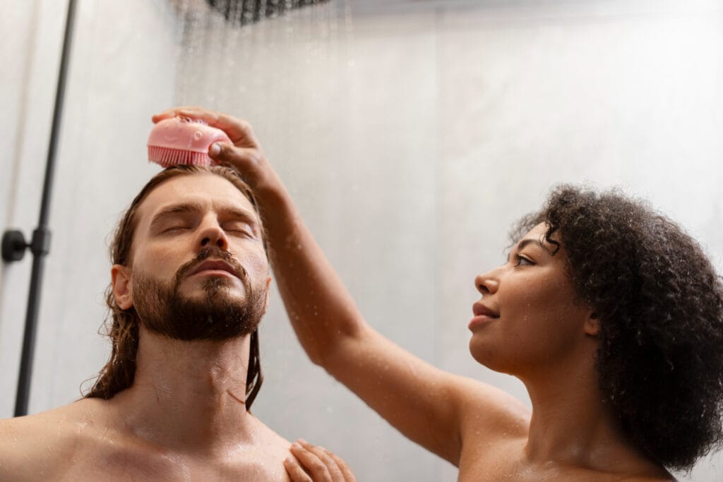 Mulher aplicando seu skincare noturno com leveza e atenção