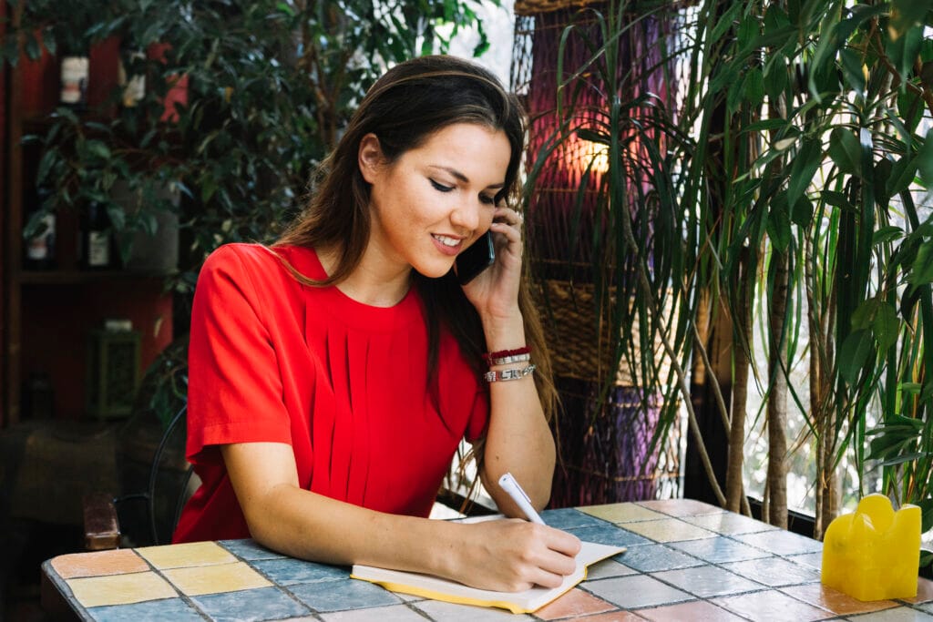 Pessoa sorrindo e celebrando após conseguir vencer a procrastinação e cumprir suas tarefas.