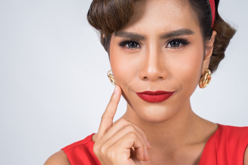 Rosto de mulher com sobrancelhas perfeitamente alinhadas, exemplificando a poderosa conexão entre sobrancelhas e comunicação facial.