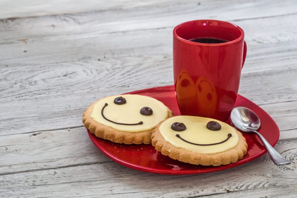 Xícara de café quente em uma manhã, refletindo sobre os efeitos do café e saúde no corpo humano.