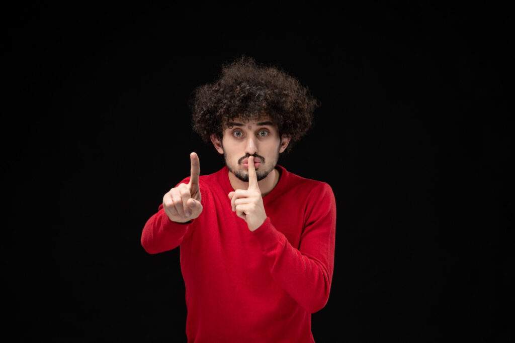 Pessoa confusa olhando para o próprio reflexo distorcido em um espelho, simbolizando a confusão mental causada pelo gaslighting