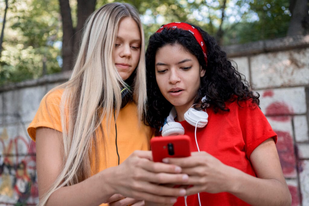 Pais e filhos conversando sobre a importante decisão da **escolha da profissão