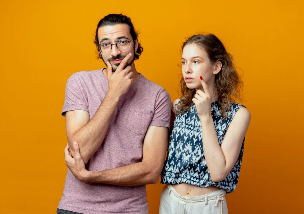 Mulher refletindo sobre seu relacionamento, desconfiada de ter um parceiro manipulador e dos sinais de alerta