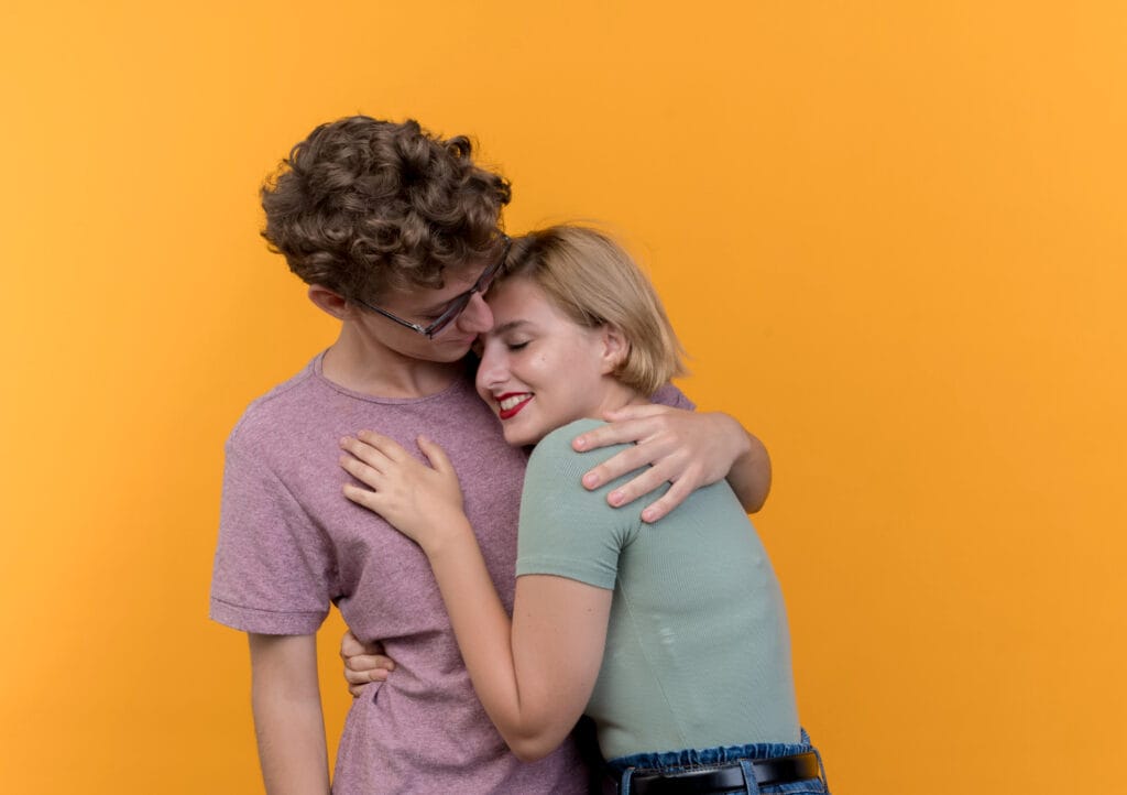 Pai conversando com filho adolescente sobre o primeiro amor, mostrando apoio e compreensão em um ambiente acolhedor e de confiança